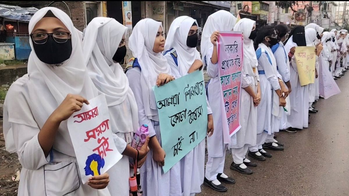 গাজীপুরে প্রাথমিক বৃত্তি পরীক্ষায় অংশগ্রহণের দাবিতে মানববন্ধন