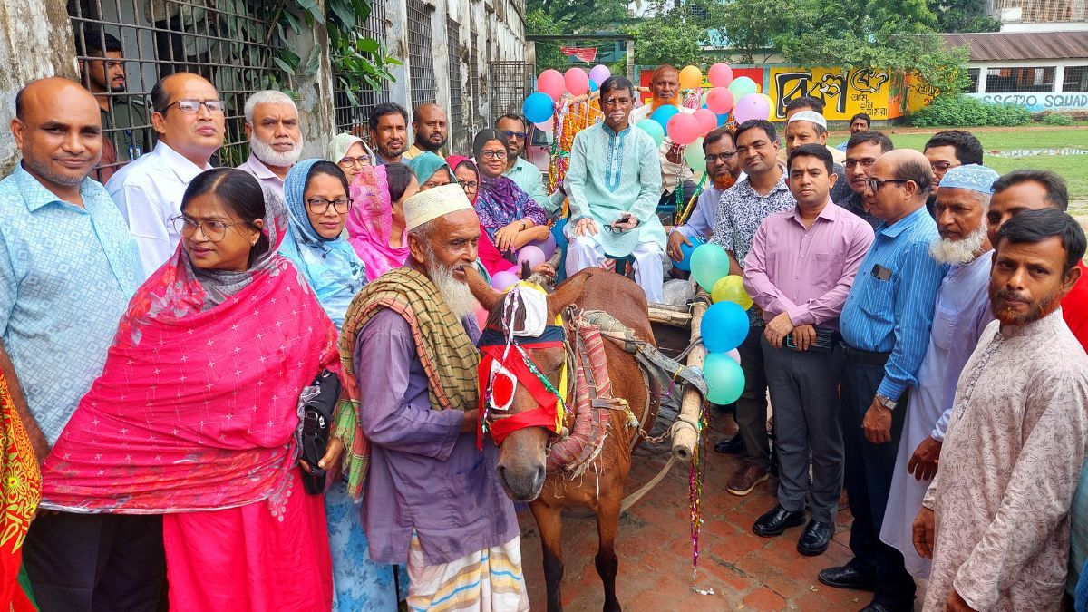 ঘোড়ার গাড়িতে চড়ে শিক্ষক-অফিস সহায়কের বিদায়