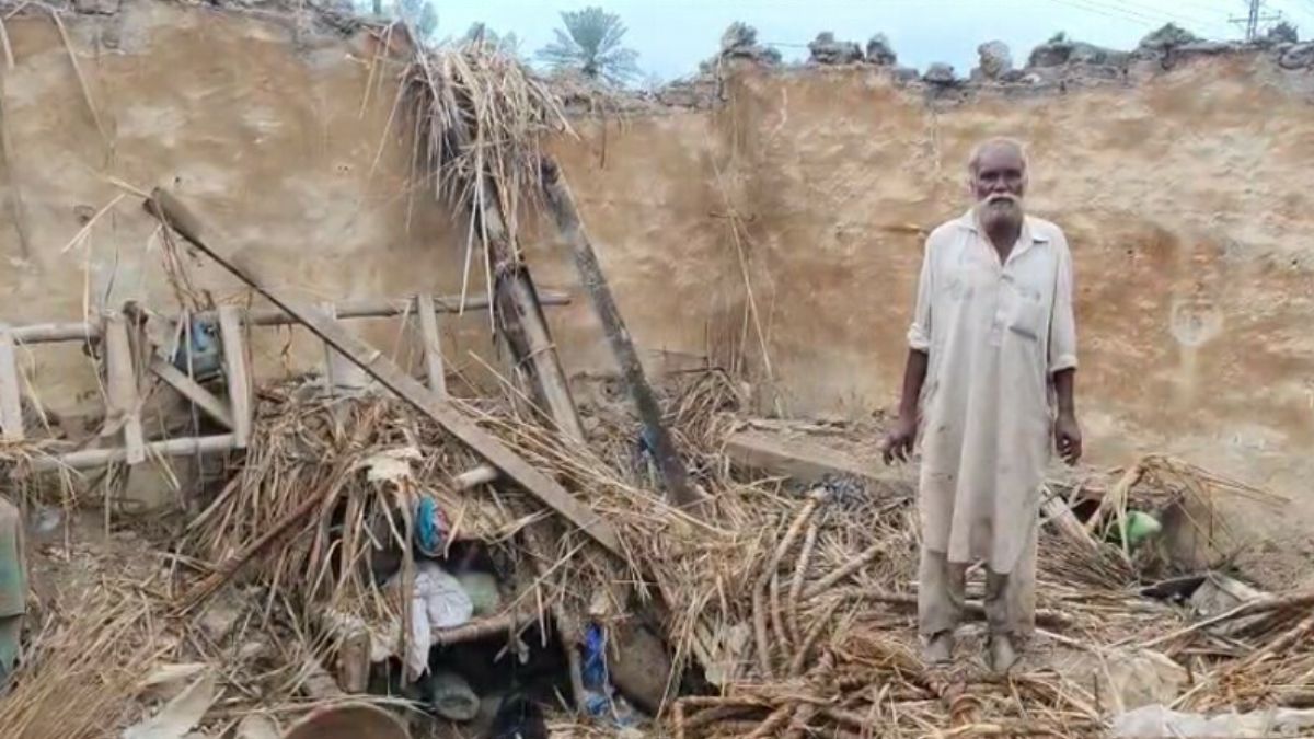 পাকিস্তানে ভারী বৃষ্টিপাতে ঘরের ছাদ ধসে নিহত ৩