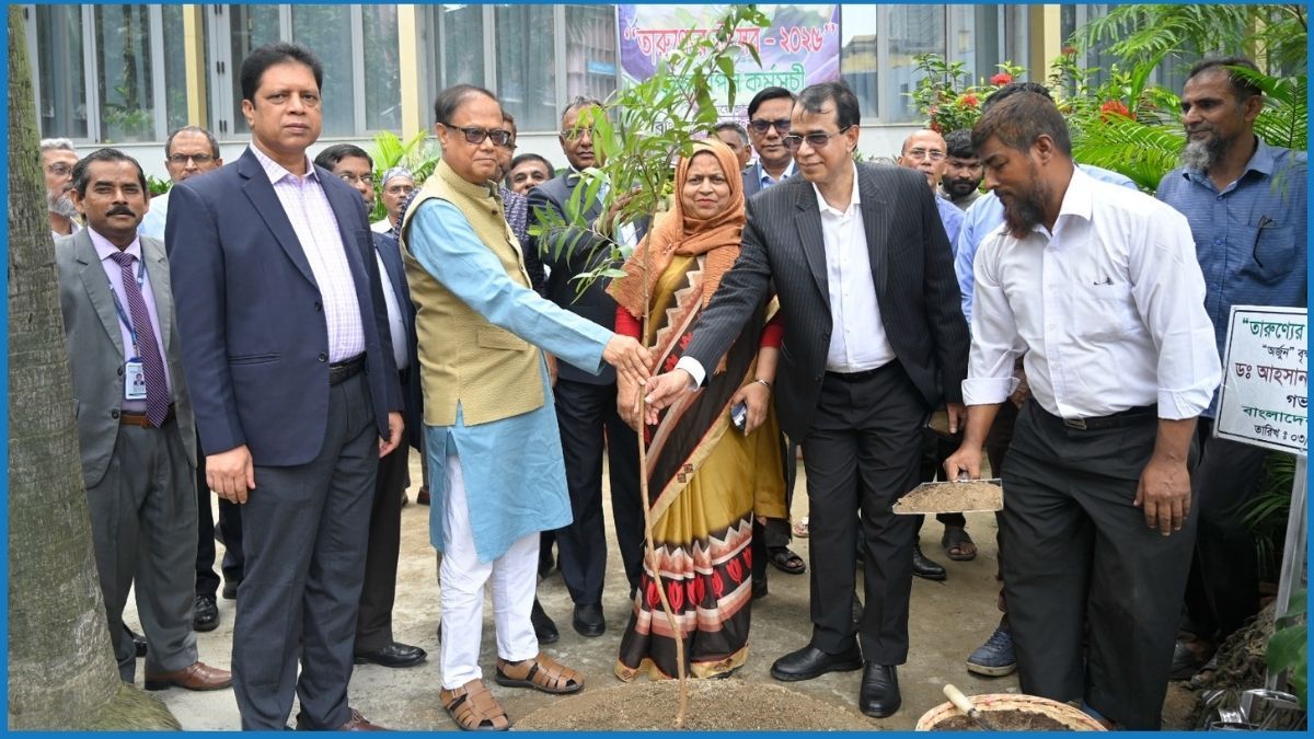 বাংলাদেশ ব্যাংকে ‘তারুণ্যের উৎসব ২০২৫’ উপলক্ষে বৃক্ষরোপণ