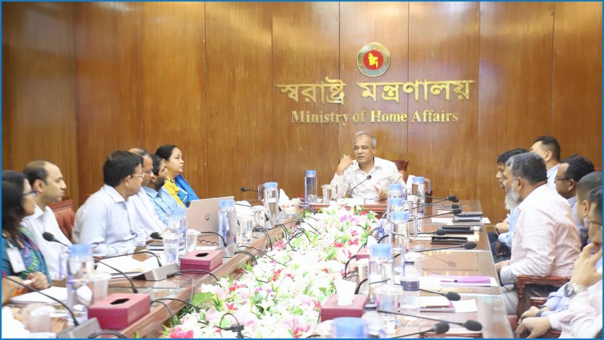 পাসপোর্ট ও ভিসা কর্মকর্তাদের সেবার মনোবৃত্তি নিয়ে কাজ করার আহ্বান স্বরাষ্ট্র উপদেষ্টার