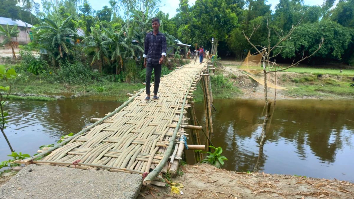 জলঢাকায় বাঁশের সাঁকোয় দুই ইউনিয়নের ২০ হাজার মানুষের দুর্ভোগ