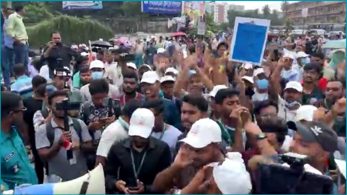 স্থায়ী ক্যাম্পাসের দাবিতে টেকনিক্যাল মোড়ে সড়ক অবরোধ