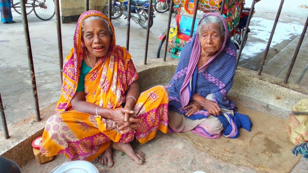 কুষ্টিয়া রেলওয়ে স্টেশনে মা-মেয়ের জীবন সংগ্রামের ৫৪ বছর