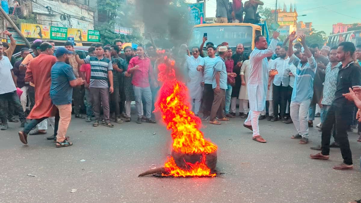 রাজধানীতে নুরের ওপর হামলার প্রতিবাদে টায়ার জালিয়ে বিক্ষোভ