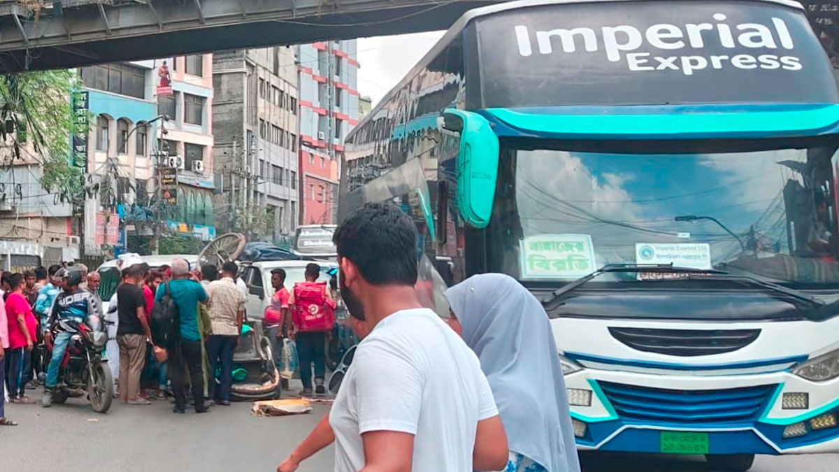 রাজধানীতে প্রতিযোগিতামূলক ও বেপরোয়া গণপরিবহণ, সড়কে নিরাপত্তা ঝুঁকি