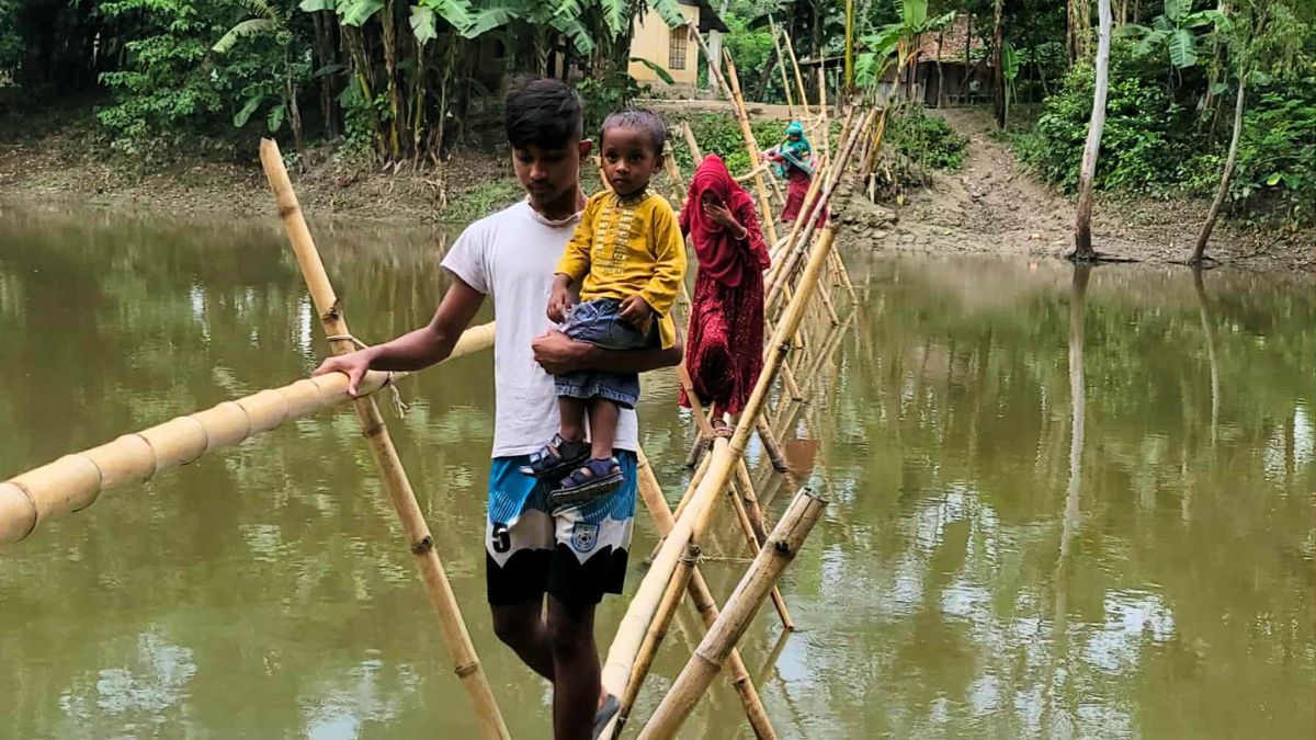 ৮ গ্রামের মানুষের একমাত্র ভরসা বাঁশের সাঁকো