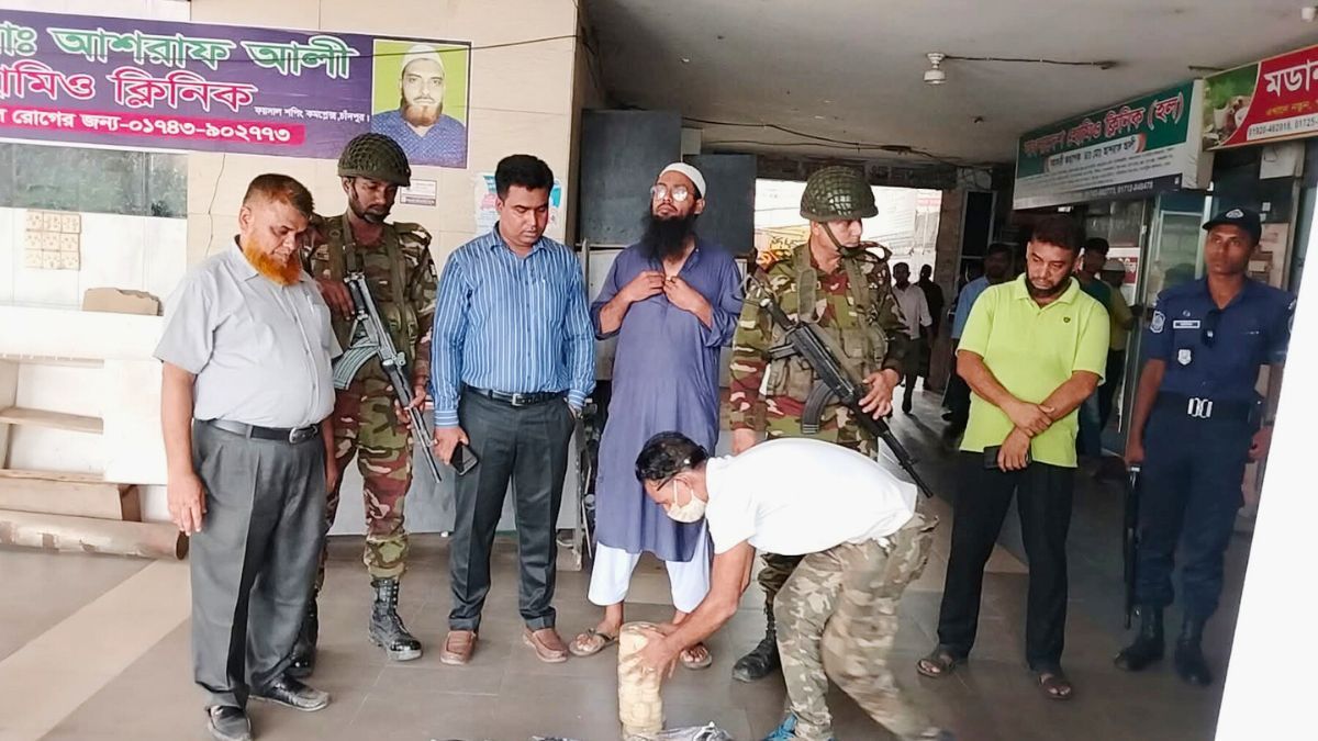 চাঁদপুরে মেয়াদোত্তীর্ণ খাবার বিক্রি ও ডায়াগনস্টিক সেন্টারে স্বাক্ষর জালিয়াতি, দুই প্রতিষ্ঠানকে জরিমানা