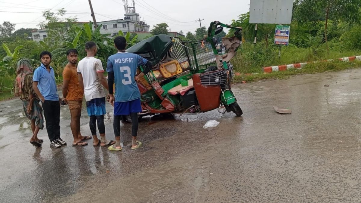 গাজীপুরে ডাম্প ট্রাকের ধাক্কায় শিশুসহ নিহত ৩