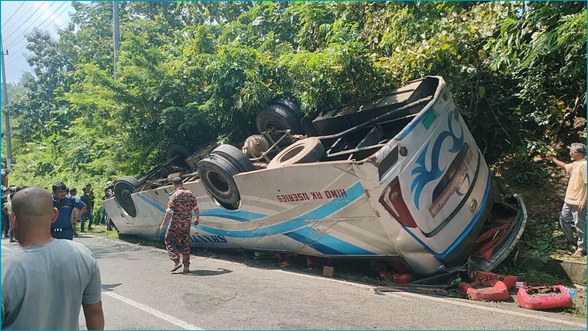 খাগড়াছড়িতে বাস উল্টে নিহত ২, আহত ১২