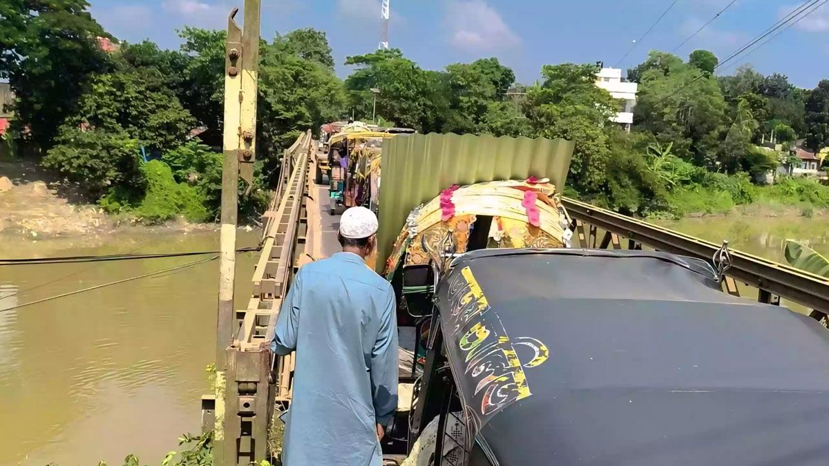 ২ দপ্তরের দ্বন্দ্বে গোমতী সেতু প্রকল্পে অচলাবস্থা, দুর্ভোগে এলাকাবাসী