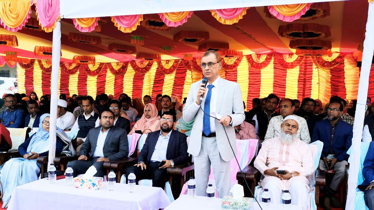 পাবনায় শহীদ ইয়ামিন ফুটবল প্রতিযোগিতার ফাইনাল খেলা ও পুরস্কার বিতরণ