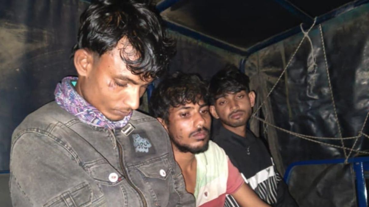 যাত্রী সেজে অটোরিকশা ছিনতাই চেষ্টা, ৩ যুবককে গণধোলাই দিয়ে পুলিশে দিল জনতা