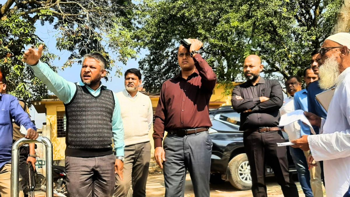 সুয়াগাজী বাজারে অবৈধ দোকানপাট উচ্ছেদে সতর্কবার্তা ও ময়লা পরিষ্কার