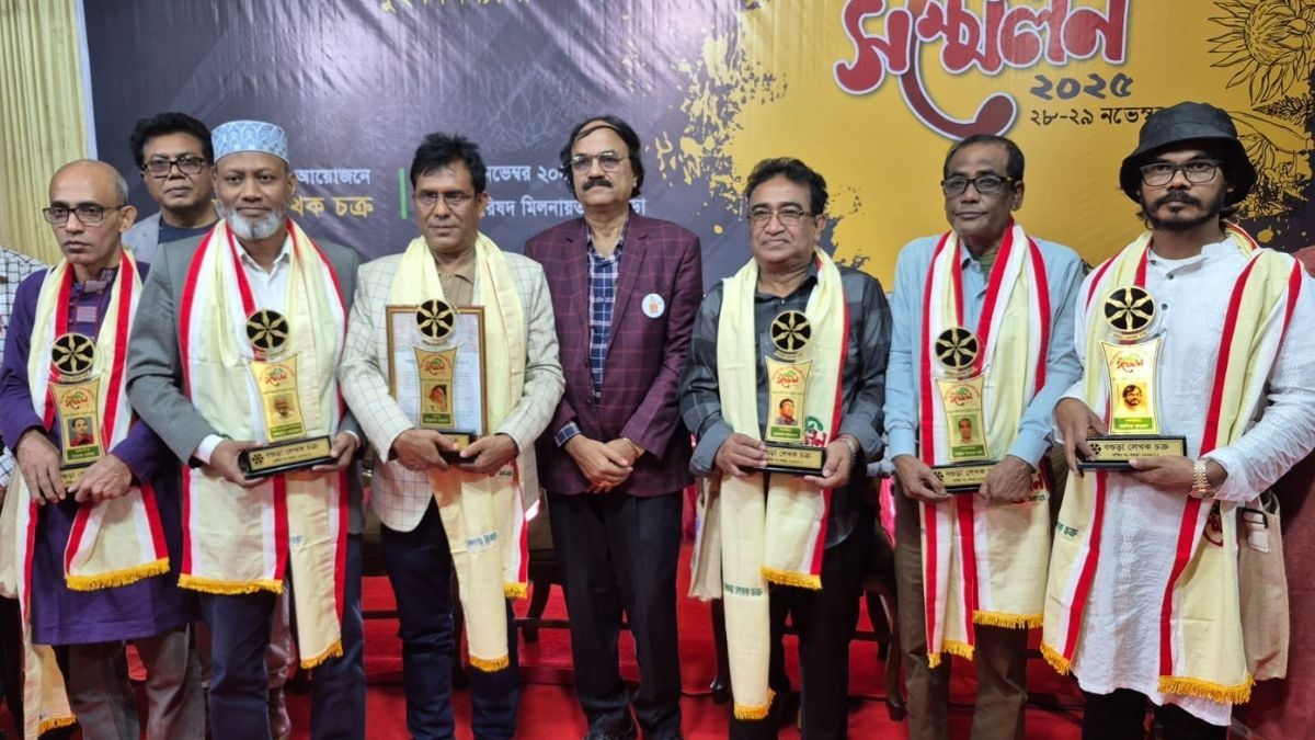 বগুড়া লেখক চক্র পুরস্কার পেলেন ছয় গুণীজন
