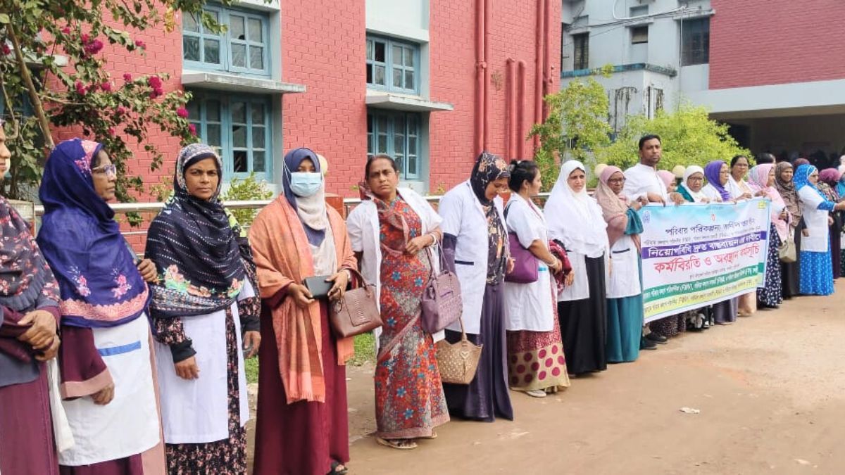 পটুয়াখালীতে পরিবার পরিকল্পনা কর্মীদের অবস্থান কর্মসূচি