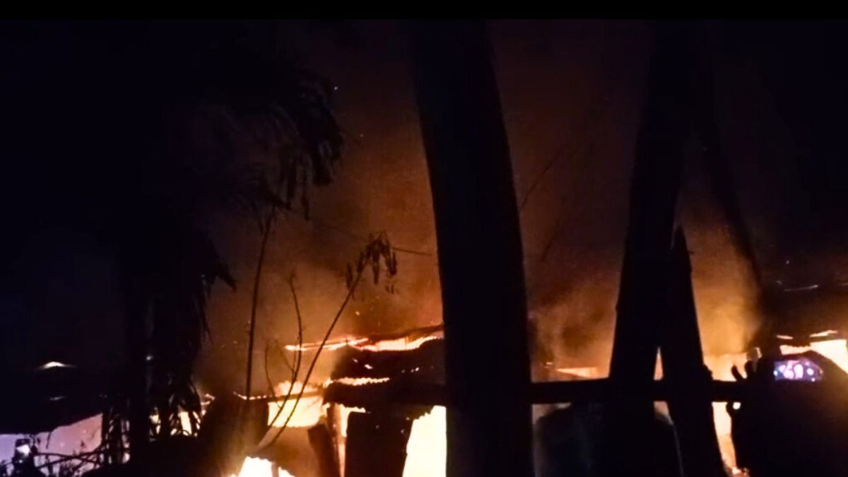 নবাবগঞ্জে অগ্নিকাণ্ডে ১১ বাড়ি পুড়ে ছাই, নিহত ১