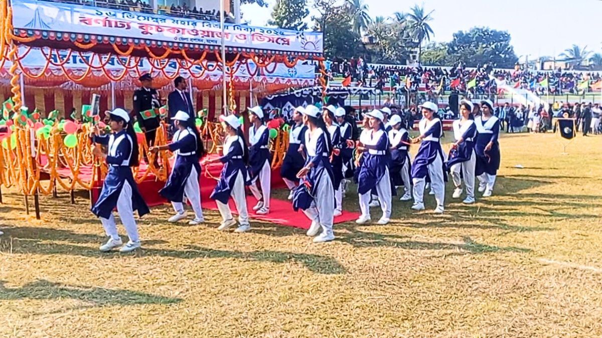 যশোর স্টেডিয়ামে বর্ণিল কুচকাওয়াজ, বিজয়স্তম্ভে শহীদের প্রতি শ্রদ্ধা