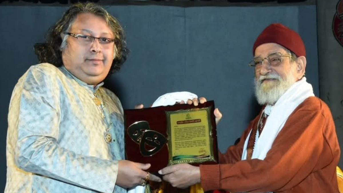 নাট্যযোদ্ধা সম্মাননা পেলেন পণ্ডিত দিশারী চক্রবর্তী