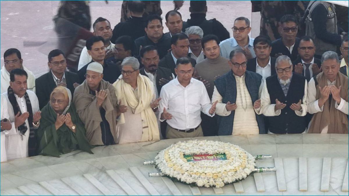 ১৯ বছর পর বাবার কবর জিয়ারত করলেন তারেক রহমান
