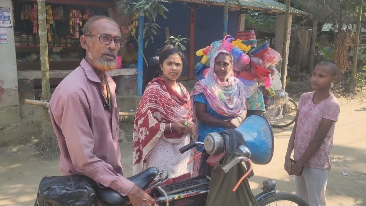 চার দশক ধরে সাইকেলে হাঁস-মুরগির ওষুধ বিক্রি করে ৬৫ বছরের আজিজ