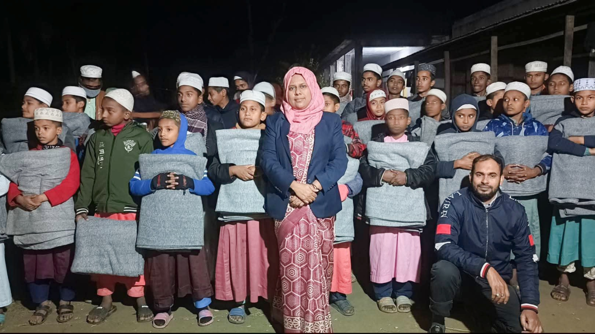 প্রচন্ড শীতের রাতে মাদরাসায় কম্বল নিয়ে ছুটে গেলেন নারী ইউএনও