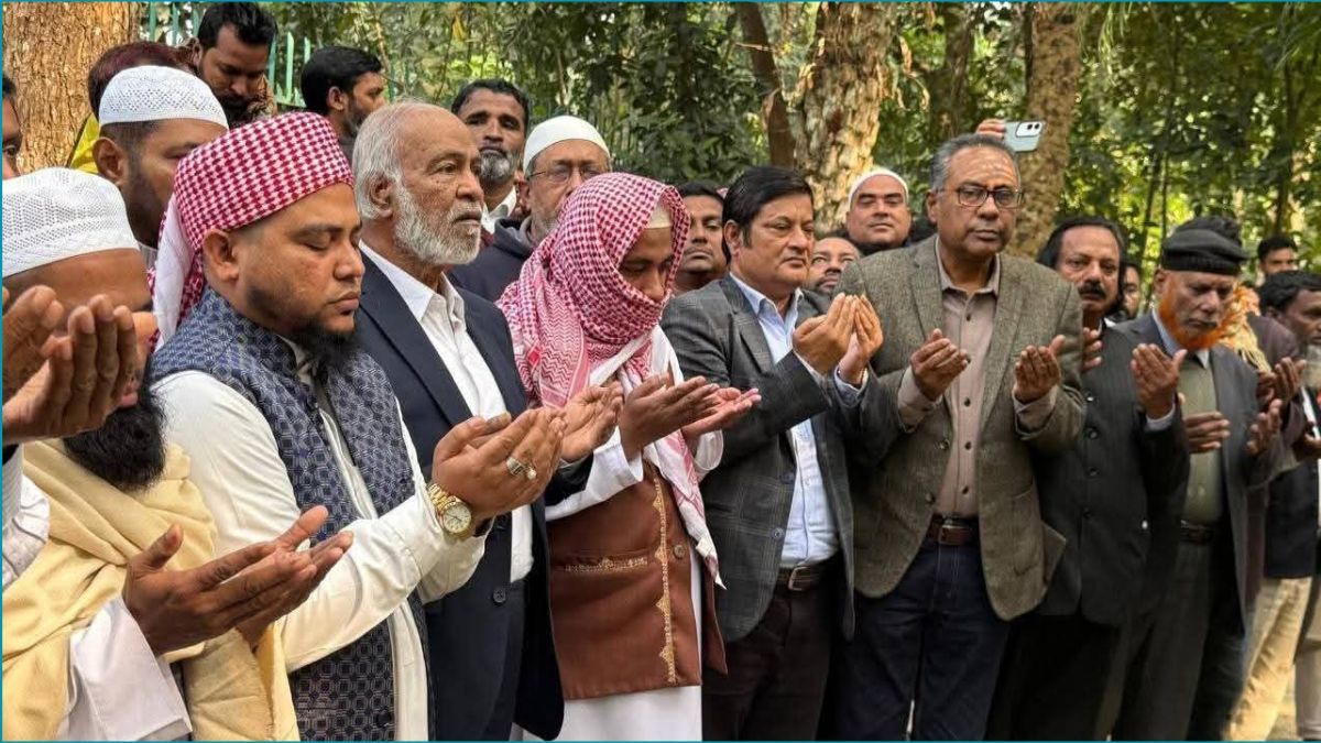 মনোনয়নপত্র বৈধ ঘোষণার পর বাবা-মায়ের কবর জিয়ারত করলেন ড. মঈন
