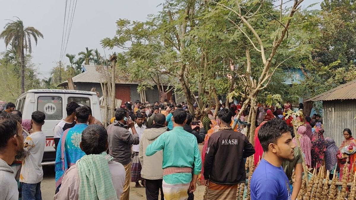নাটোরে ঘন কুয়াশায় যানবাহনের ত্রিমুখী সংঘর্ষে নিহত ২, আহত ৪