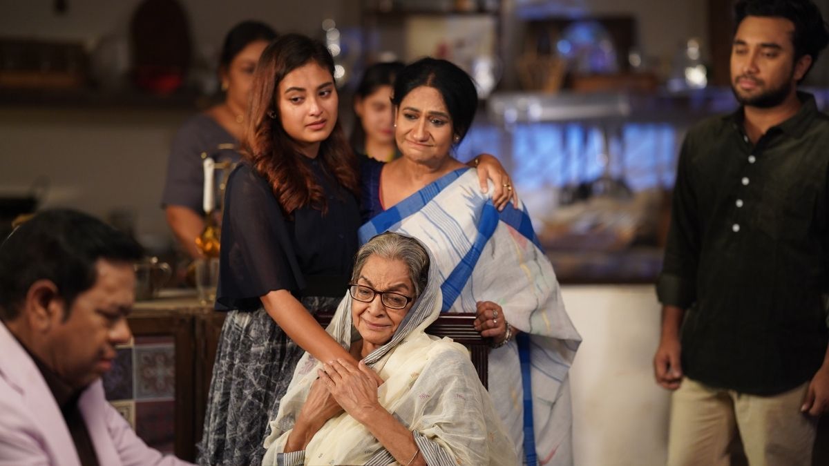 যে নাটক দেখে কাঁদছেন দর্শকেরা