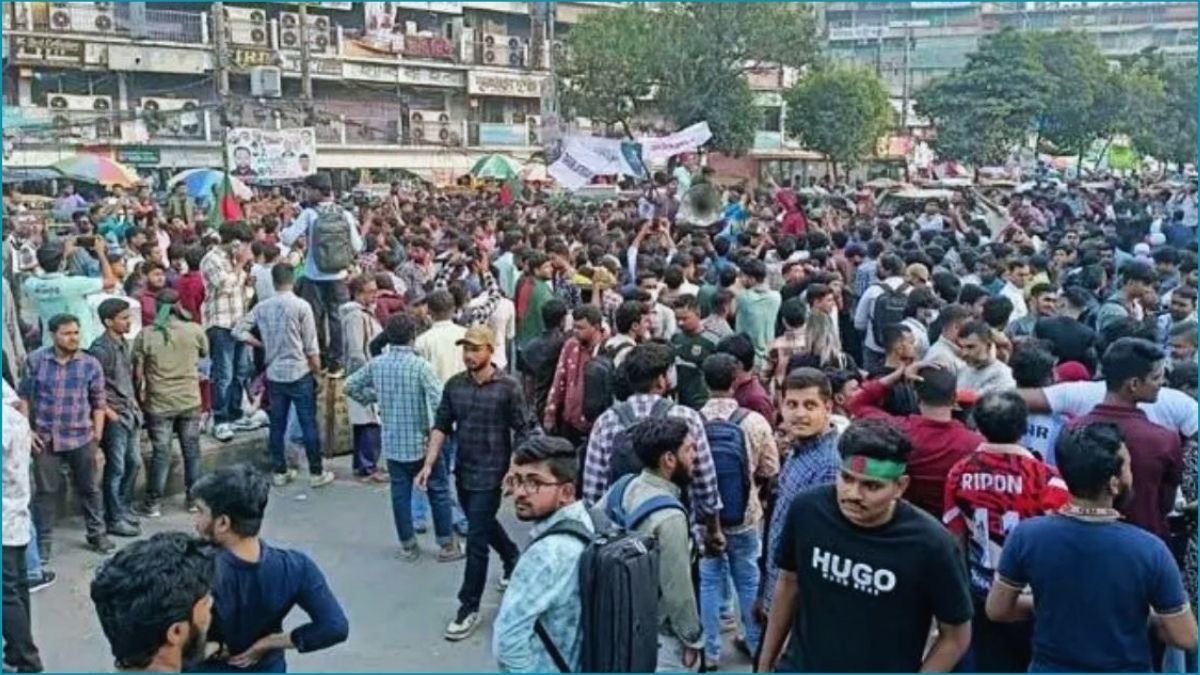 ঢাকা সেন্ট্রাল ইউনিভার্সিটি অধ্যাদেশের দাবিতে রাজধানীতে সড়ক অবরোধ