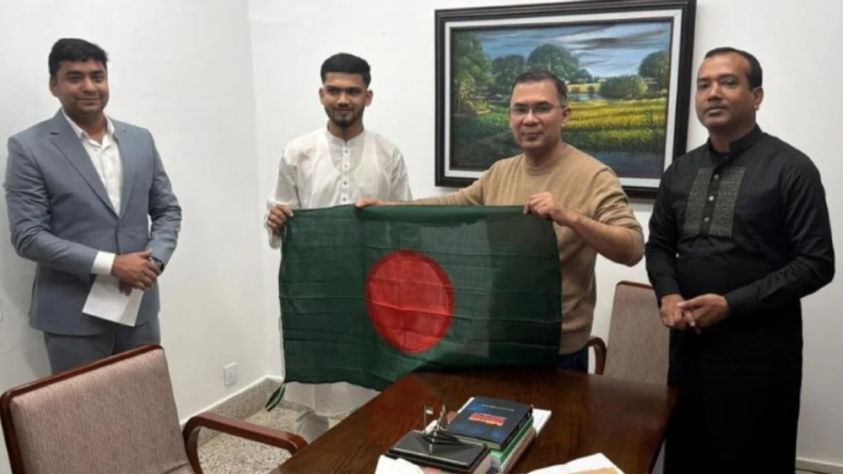 তারেক রহমানকে জুলাইয়ে ওড়ানো পতাকা উপহার দিলেন ছাত্রদলকর্মী মুত্তাকিন