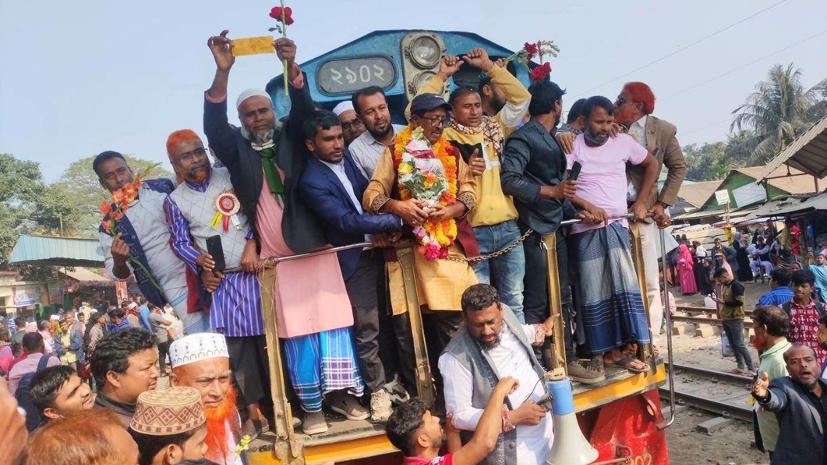দীর্ঘ আন্দোলনের পর শ্রীপুর স্টেশনে প্রথমবারের মতো থামল ব্রহ্মপুত্র এক্সপ্রেস