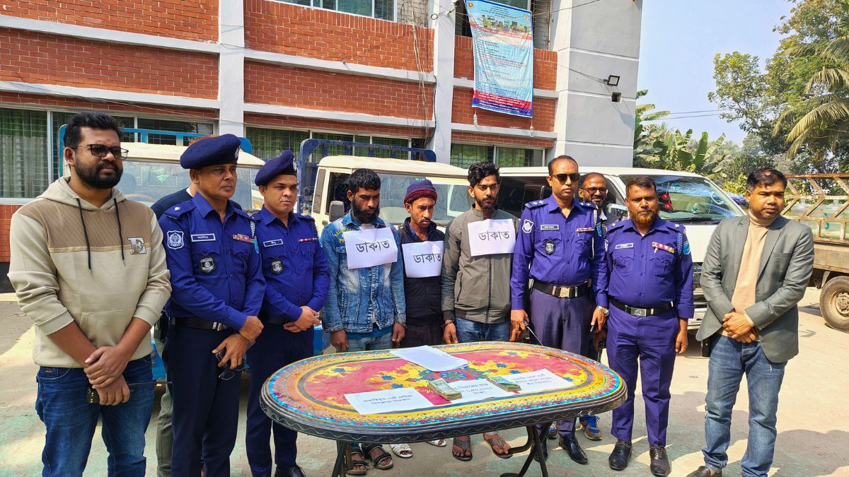 ভাঙ্গায় গরু ডাকাতির পিকআপ ও দেড় লাখ টাকা উদ্ধার, গ্রেপ্তার ৩