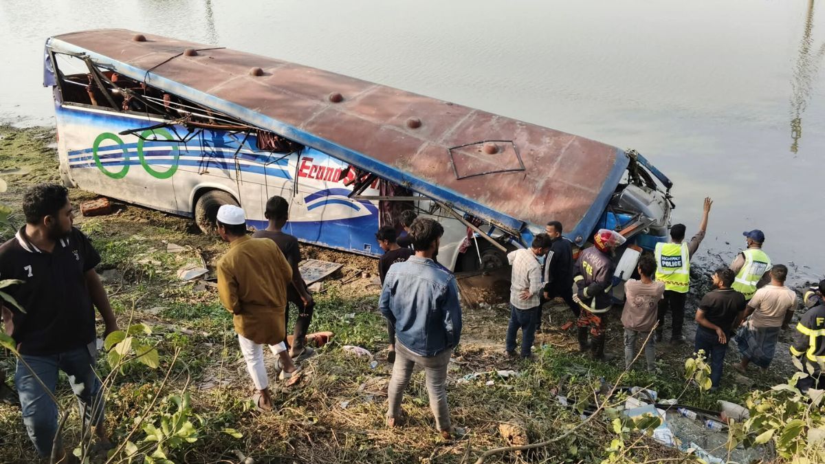 দাউদকান্দিতে বাস খাদে পড়ে নিহত ২