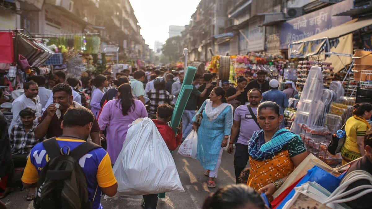 জীবনযাত্রার ব্যয় মেটাতে অস্তিত্বের সংকটে ভারতের মধ্যবিত্ত শ্রেণি