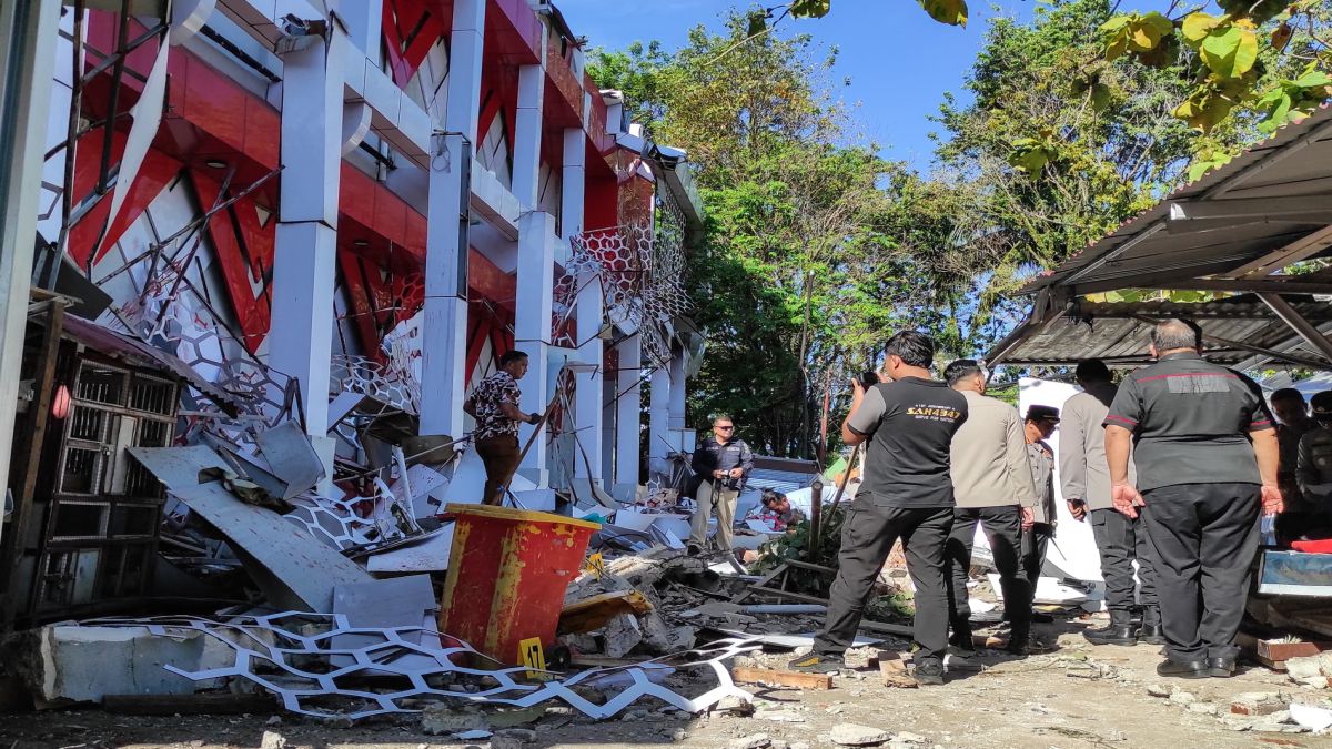 ইন্দোনেশিয়ায় ৭.৪ মাত্রার ভূমিকম্পে নিহত ১