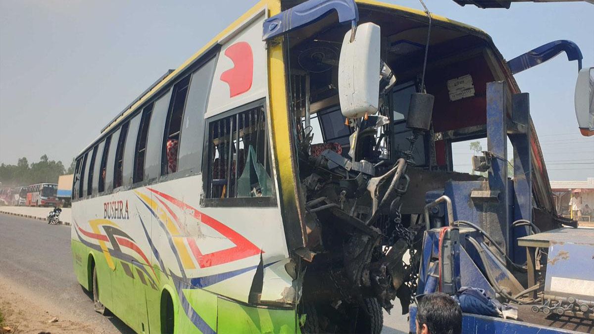 সিরাজগঞ্জে সড়ক বিভাজকে বাসের ধাক্কা, নিহত ৩