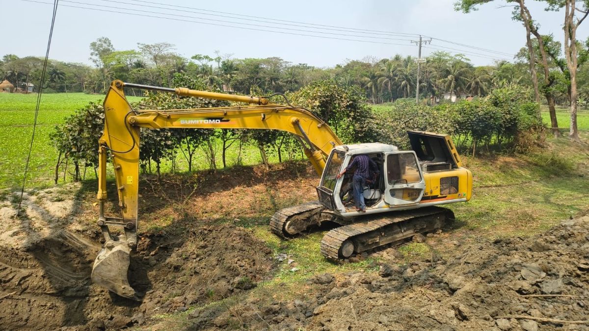 নোয়াখালীতে সড়ক নির্মাণে   অবৈধভাবে মাটি উত্তোলন