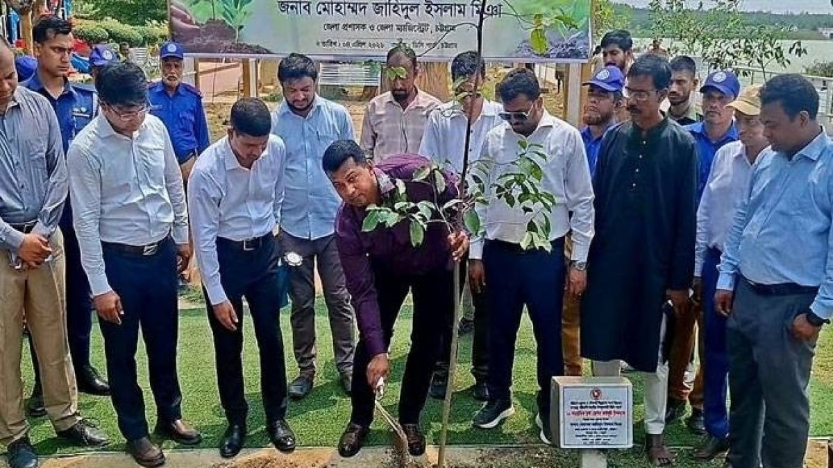 সবুজ চট্টগ্রাম গড়তে ডিসি পার্কে   ১০ হাজার বৃক্ষরোপণের সূচনা