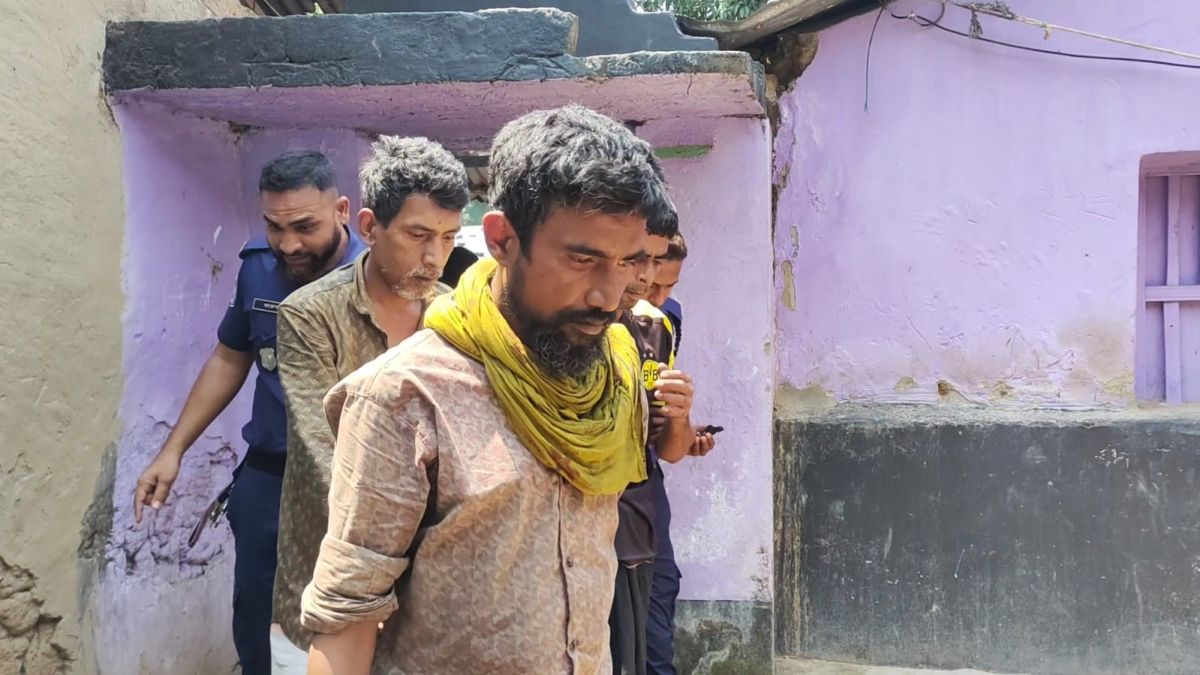 হিলি সীমান্তে ইউএনওর  মাদকবিরোধী অভিযান