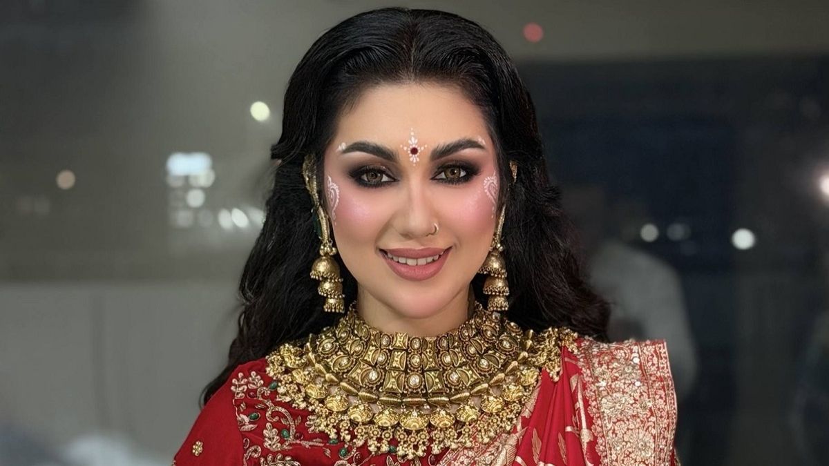 লাল শাড়িতে বেহুলা লুকে অপুর নতুন চমক