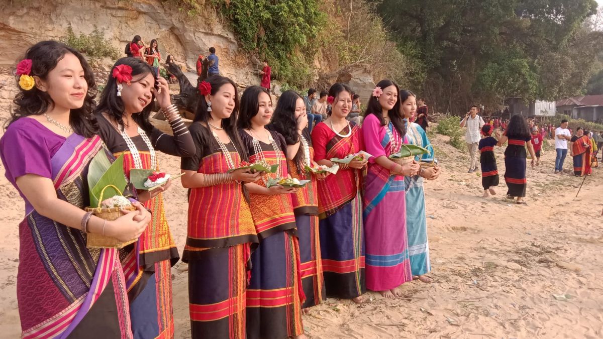 পাহাড়ে বৈসাবির মহোৎসব,  ফুল ভাসিয়ে সম্প্রীতির বার্তা