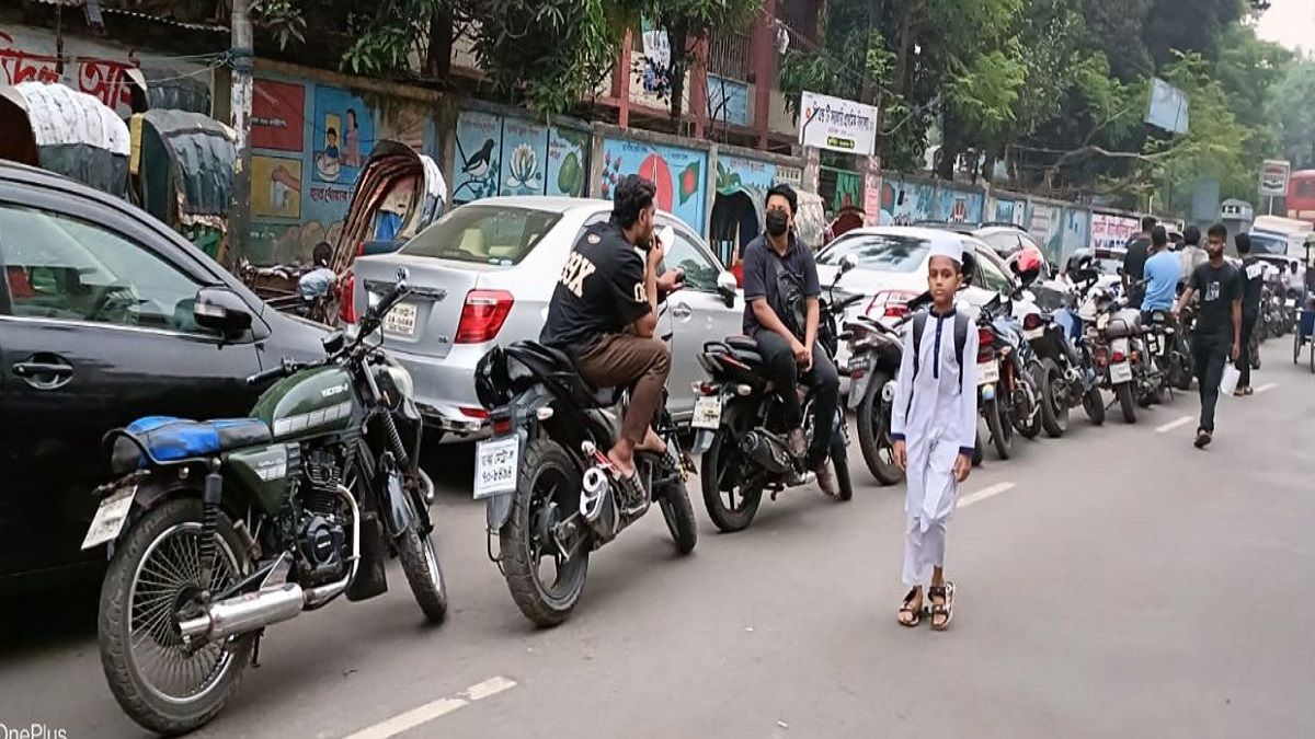 জ্বালানি পাম্পে বাড়তি ভিড়ের জন্য বাইকারদের দায়ী করছেন অপারেটররা