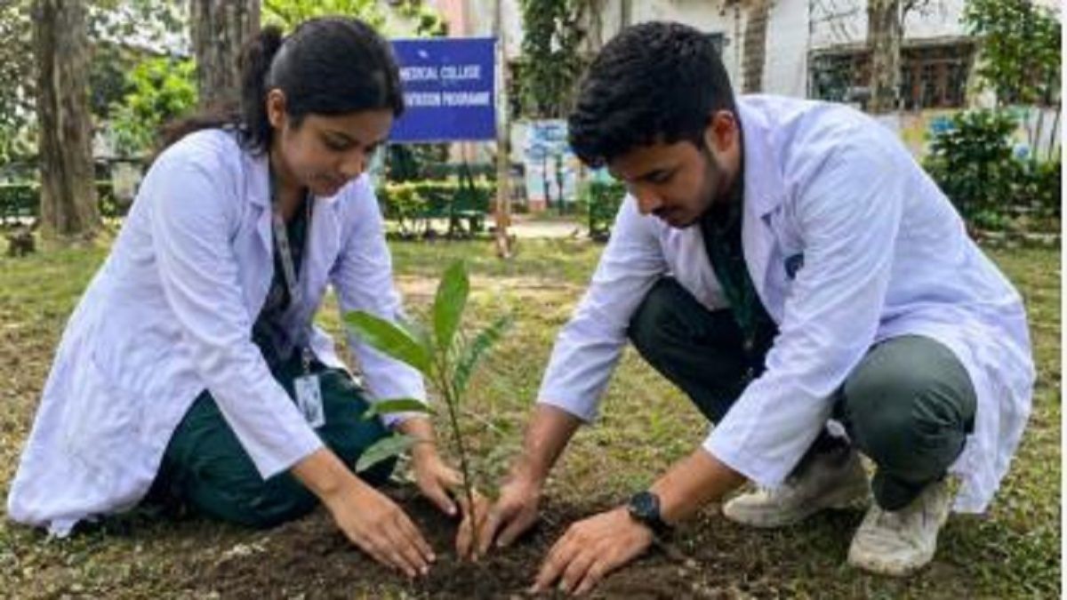 ক্লাস শুরুর আগেই ১১ হাজার গাছ লাগাবেন মেডিকেল শিক্ষার্থীরা