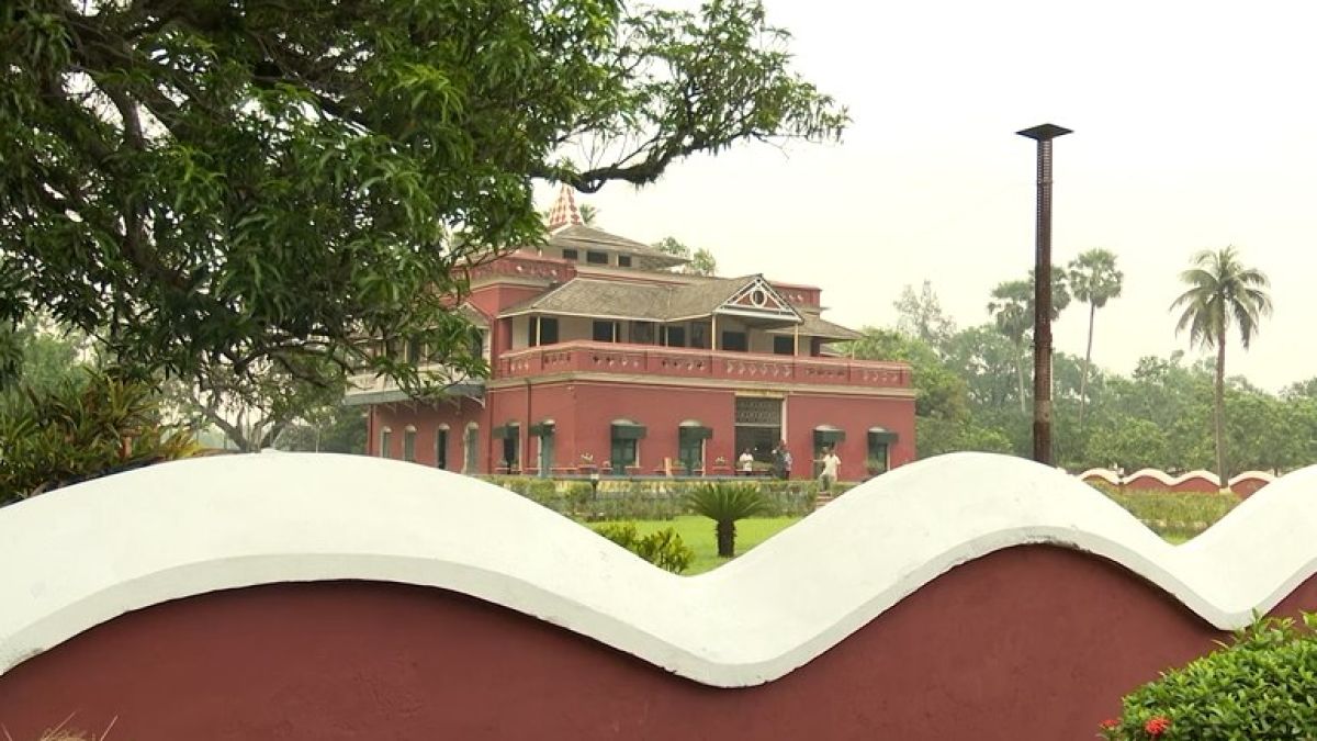 আজ বিশ্বকবি রবীন্দ্রনাথ ঠাকুরের  ১৬৫তম জন্মজয়ন্তী