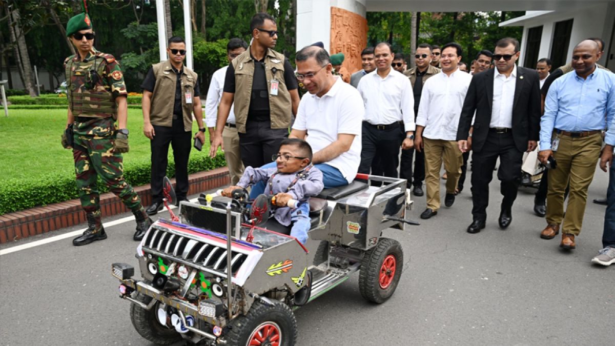 প্রতিবন্ধী ওয়াকিমুলের তৈরি স্মার্ট কারে চড়লেন প্রধানমন্ত্রী