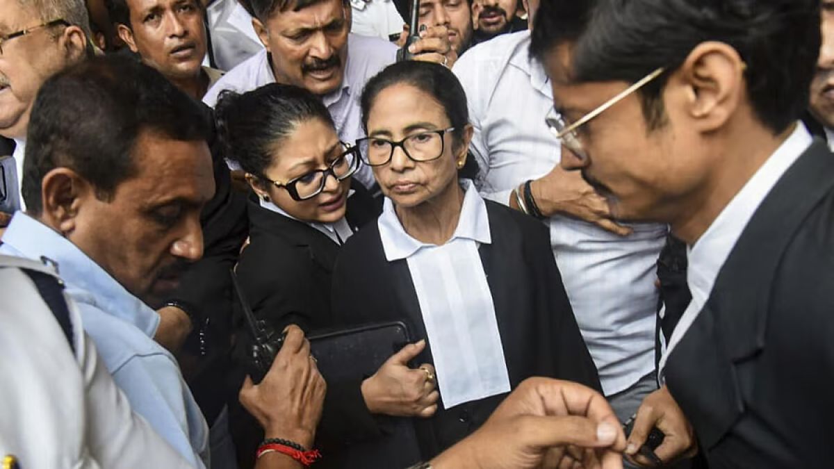 আদালত চত্বরে মমতাকে দেখেই ‘চোর’ ‘চোর’ স্লোগান
