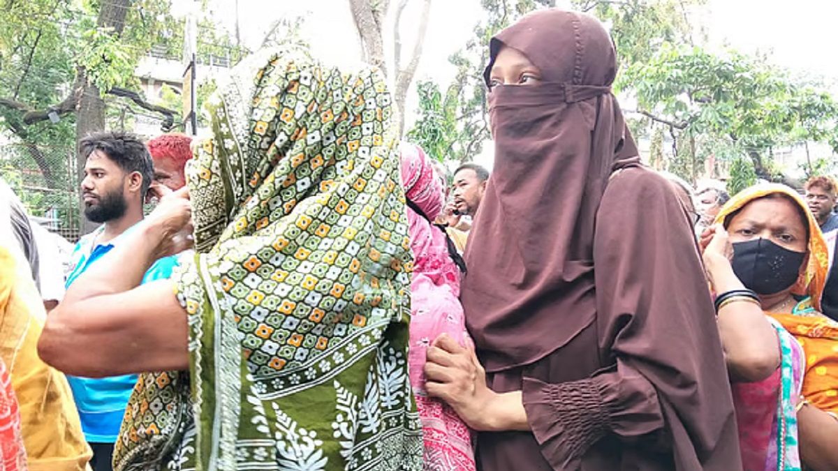 টিসিবির পণ্য কিনতে অন্তঃসত্ত্বা নারীর সাড়ে তিন ঘণ্টার ছোটাছুটি