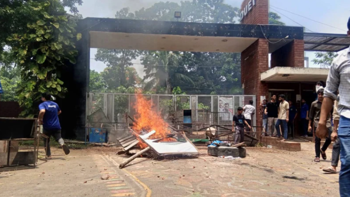 ডুয়েটে দফায় দফায় ত্রিমুখী সংঘর্ষ, আহত ২৫