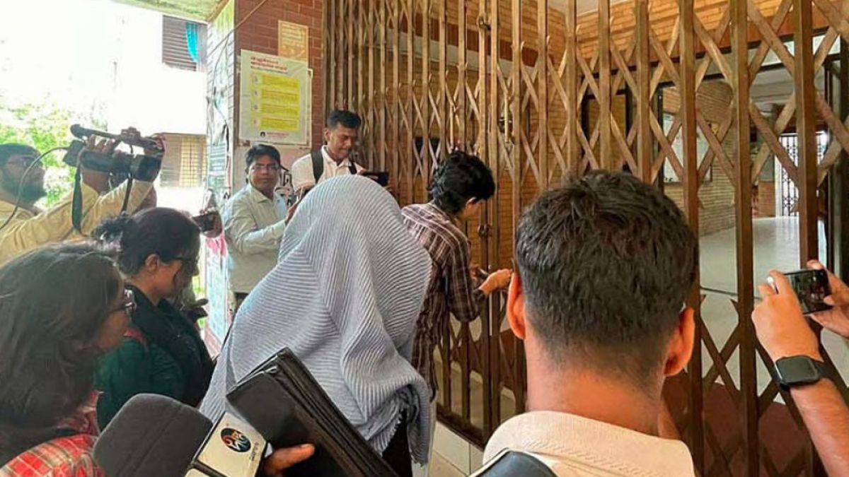 জাবির প্রক্টর অফিসের পর রেজিস্ট্রার ভবনেও তালা